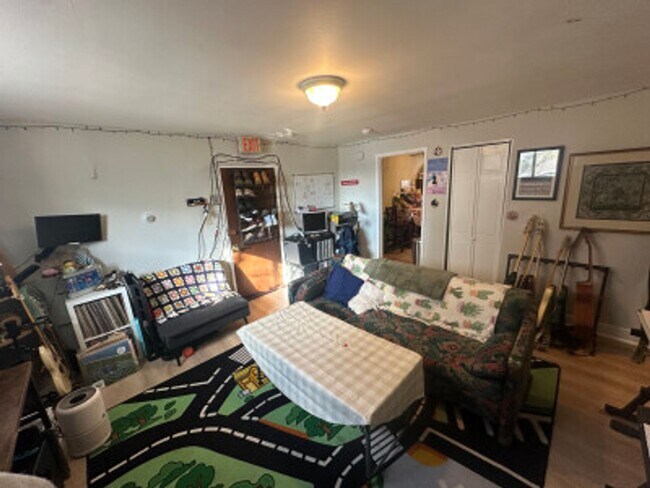 Building Photo - Brighton 2 BR Apt available 1/1/26