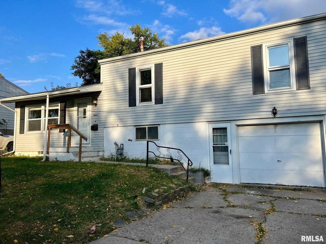 12 Riverview Ln, Bettendorf, IA 52722 House for Rent in Bettendorf