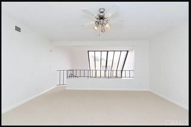 Large loft - 3rd bedroom, game room ...etc. - 1957 Temple Ave
