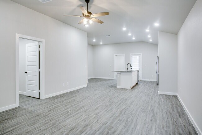 Foto del edificio - Like New Construction in Cooper District!