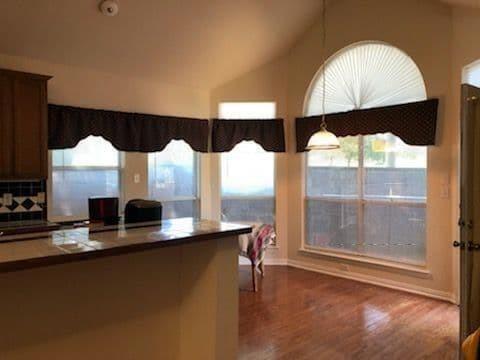 Foto del edificio - 5701 Christy Ln