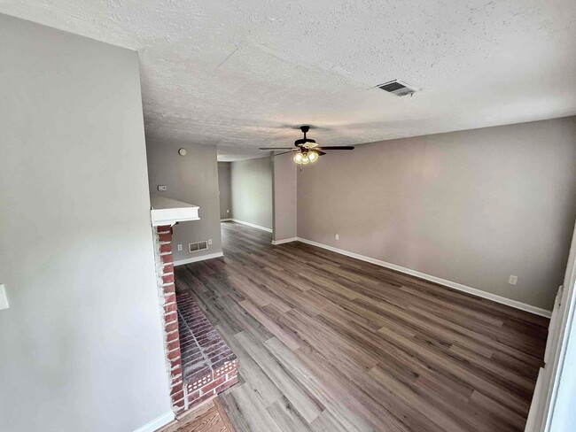 Building Photo - Charming 2 BR/2.5BA Townhome in Marietta!