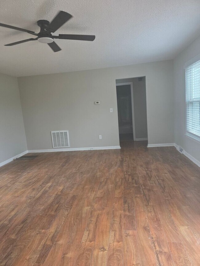 Building Photo - NEWLY UPDATED HOME!