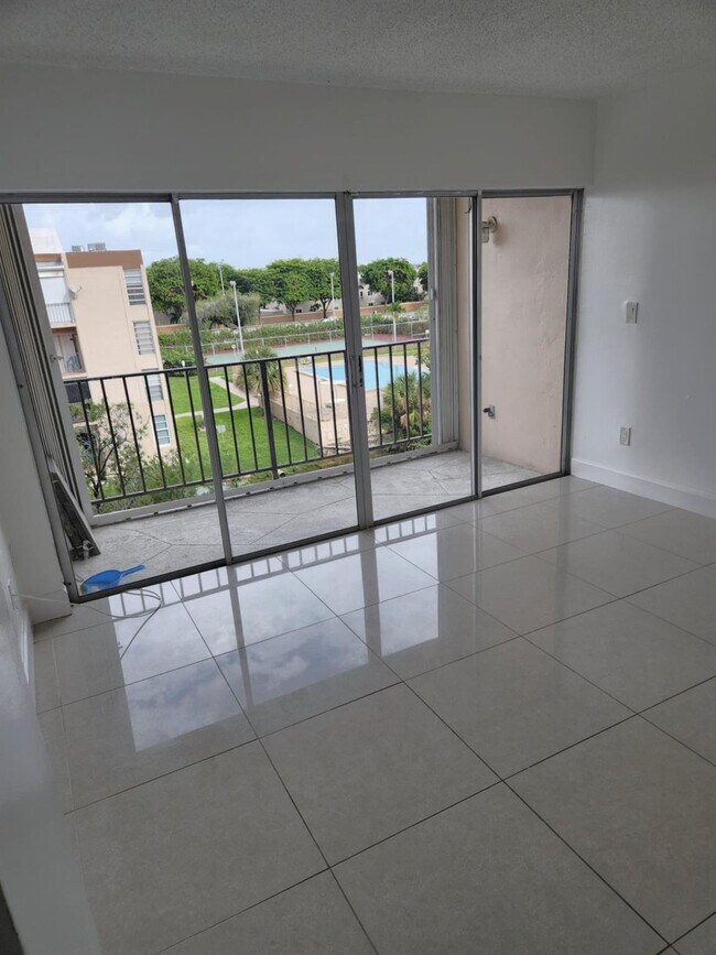 Foto del edificio - 8895 Fontainebleau Blvd