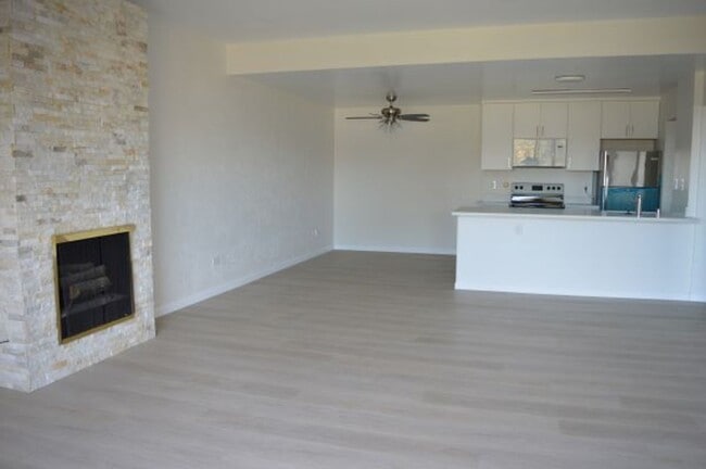 Building Photo - Nicely Updated Top Floor Unit with Bay View