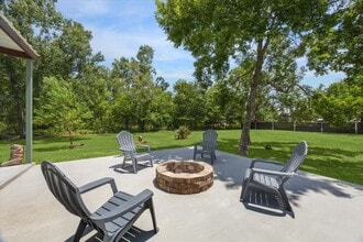 Building Photo - 1425 Oak Hollow Dr