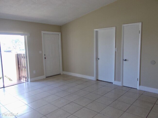 Building Photo - 3 br, 1 bath Townhome - 12011 SW 110 ST Cir N