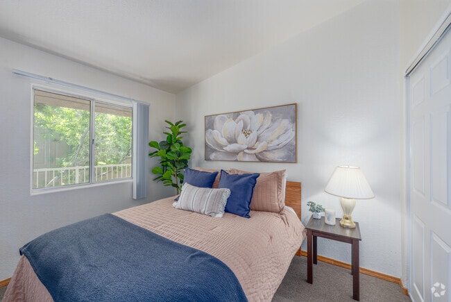 1BR, 1BA - 750SF - Bedroom - Sportsman's Royal Manor