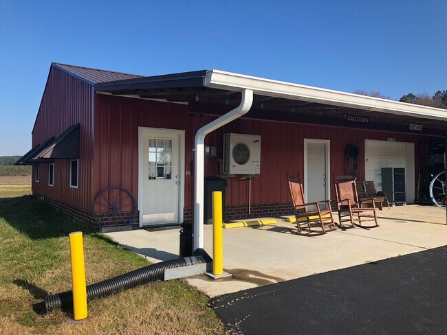 Building Photo - *FULLY FURNISHED* 1 Bedroom, 1 Bathroom Ap...