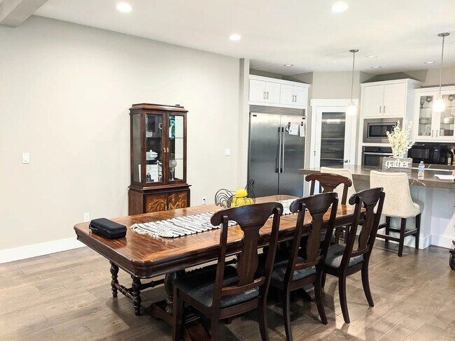 Foto del edificio - 5 Bed, 3 Bath Home in Geneva Neighborhood