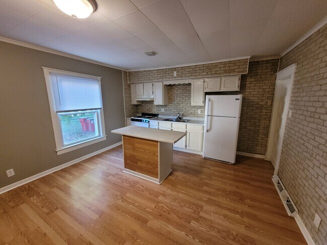 Building Photo - 818 6th Ave