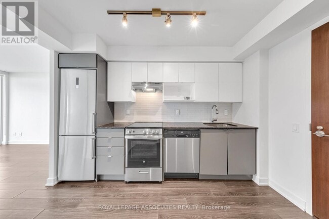 Building Photo - 120-120 Varna Dr