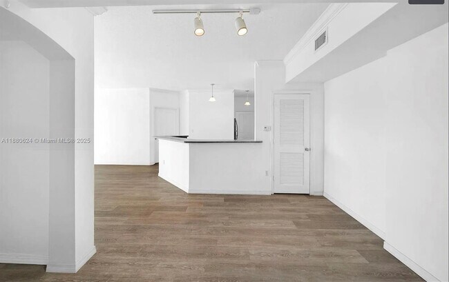 Building Photo - 9172 Collins Ave