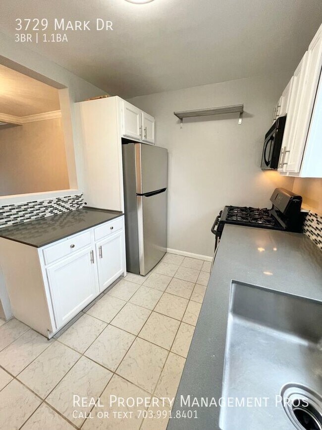 Building Photo - Sunny Brick Rowhouse! minutes from Histori...