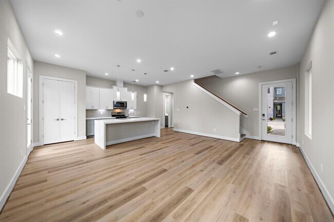 Foto del edificio - 8138 Esther Acres Ln