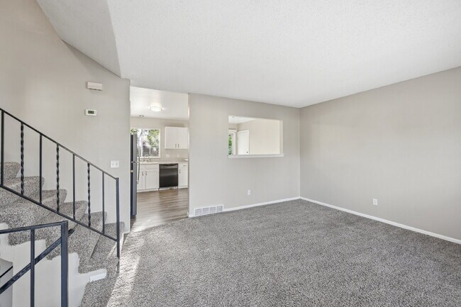 Foto del edificio - 2,595.95-  3 Bed, 1.5 Bath Home In Longmont with Great Backyard and In Unit Laundry!