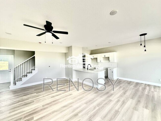 Building Photo - 7000 Lake Hill Dr