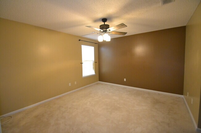 Building Photo - 1673 Hudderfield Cir W