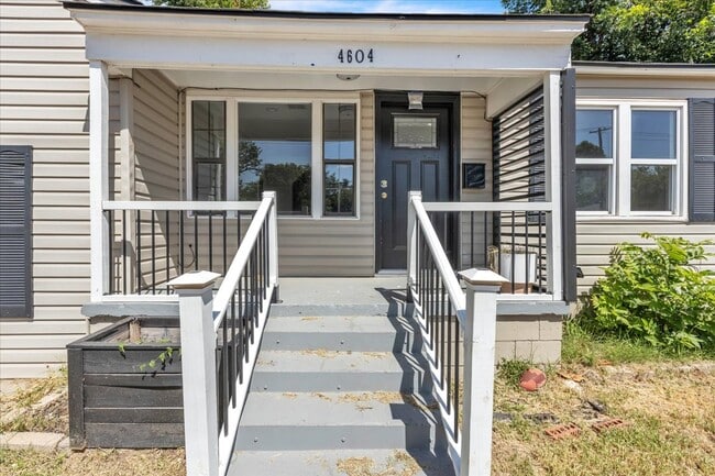 Building Photo - 4604 N Rockwell Ave