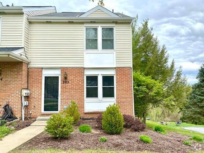 Building Photo - 202 Meadowview Dr