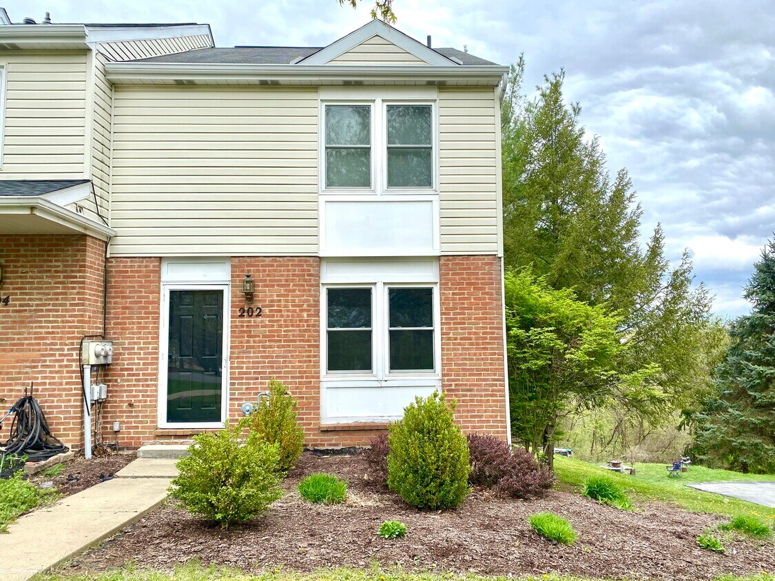 Foto principal - 202 Meadowview Dr