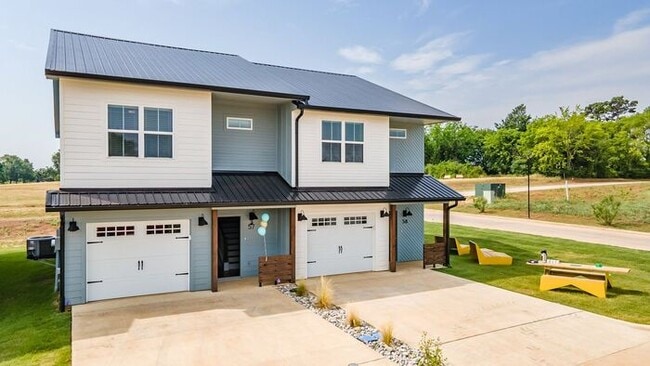 Building Photo - Luxury 3 Bedroom 2.5 Bath Townhome in Bullard, TX!