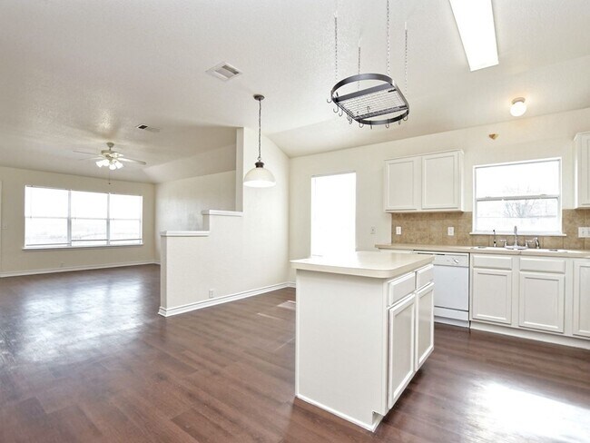 Foto del edificio - Beautiful 4 Bedroom / 2 Bath Home in Eagle’s Landing Subdivision