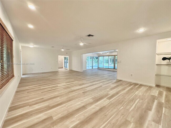 Foto del edificio - 12501 Moss Ranch Rd