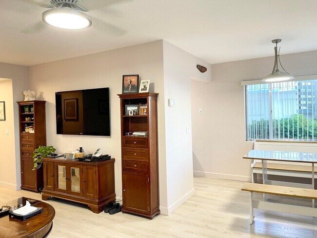 Building Photo - 3080 Lake Osborne Dr