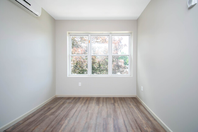 Building Photo - 479 Farmington Ave