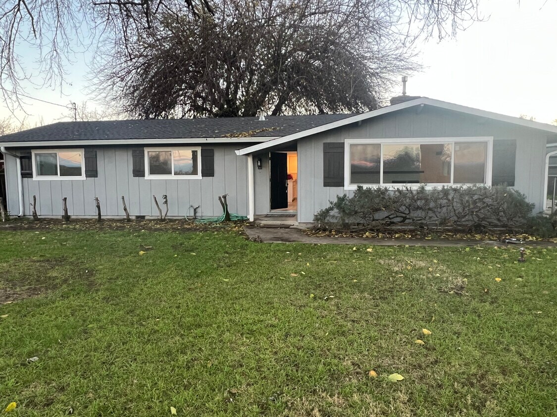 Primary Photo - 487 Macedo Rd