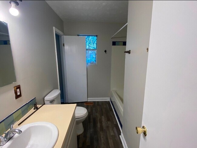 Foto del edificio - 3 bedroom with 2 bath brick home located i...