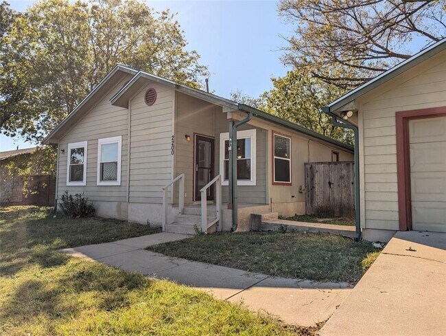 Building Photo - 2200 Magnolia Dr