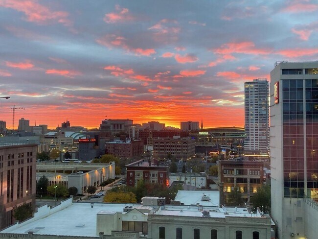 Foto del edificio - 270 E Highland Ave