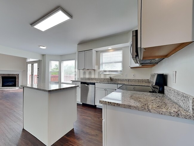 Building Photo - 2831 Coachlight Ln