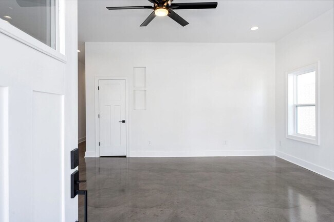 Building Photo - *1/2 Off 1st Months Rent!* Luxury 4Bed/4Bath Home, *Roof Top Patio* in the Heart of Murfreesboro