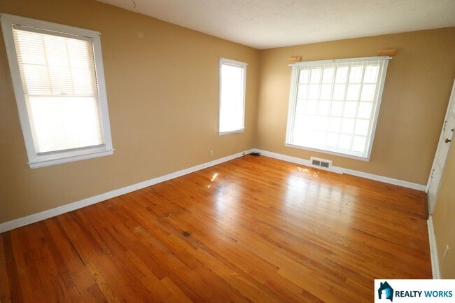 Building Photo - Adorable Two Bed One Bath Home