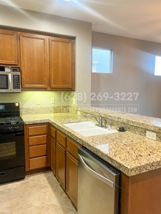 Building Photo - 3 br, 2.5 bath House - 35788 Breda Ave -