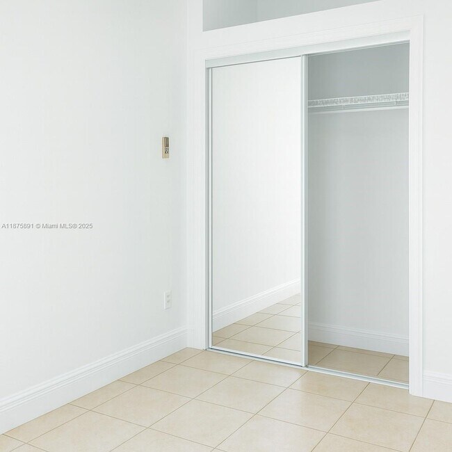 Foto del edificio - 621 NW 23rd Pl