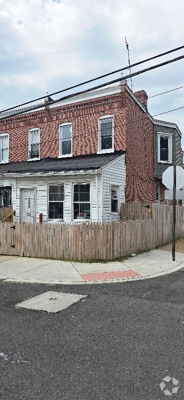 Building Photo - 200 E 24th St
