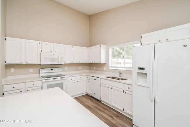 Foto del edificio - 8854 Rose Hill Dr N