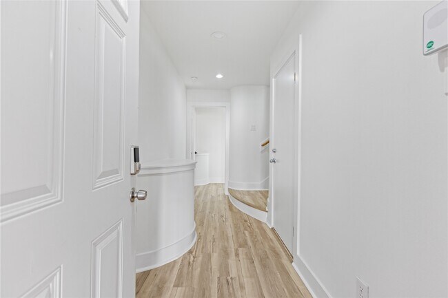 Building Photo - 5941 S Loop E