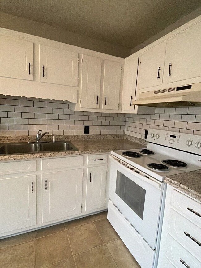 Foto del edificio - 2 Bedroom 1.5 Bath Townhome - FIRST FULL MONTH RENT FREE!!