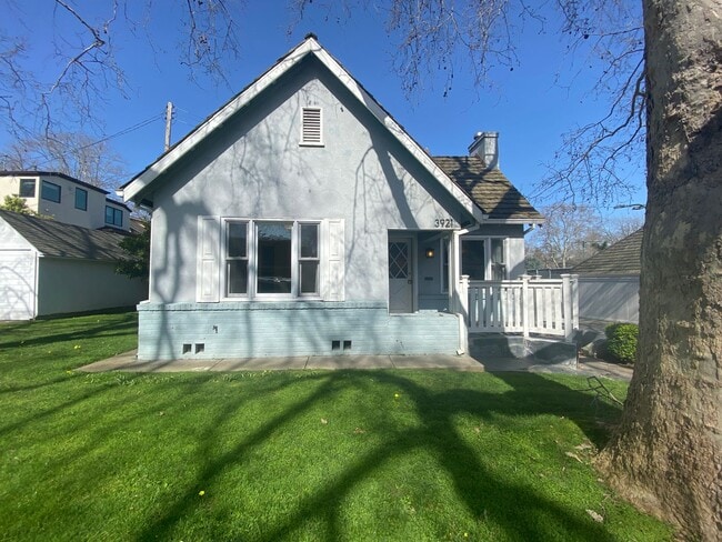 Building Photo - East Sacramento Beauty