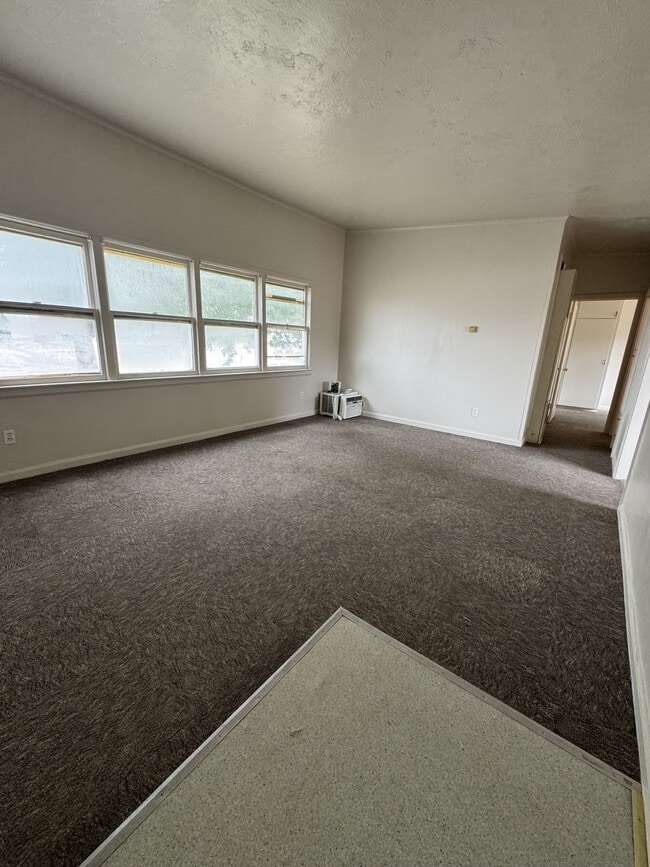 Building Photo - 415 N 3rd W