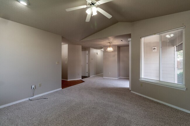 Foto del edificio - Beautiful 3 Bed 2 home with 2 Car Garage-F...