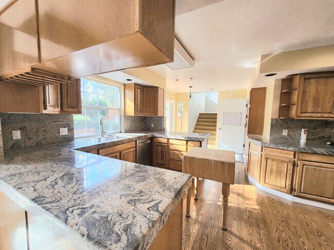 Building Photo - Stunning views in Redwood City