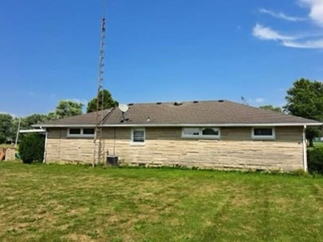 Building Photo - Country Home in Wes-Del School District