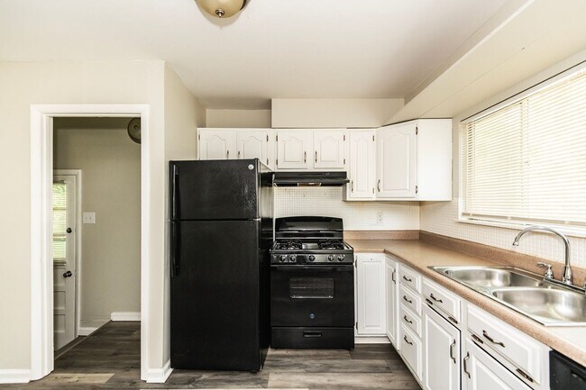 Building Photo - Charming & Affordable 3-Bedroom Home for L...