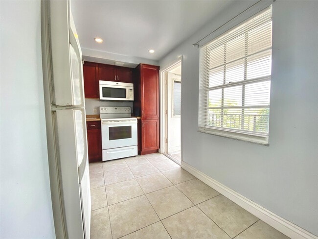 Building Photo - 3000 N Palm Aire Dr